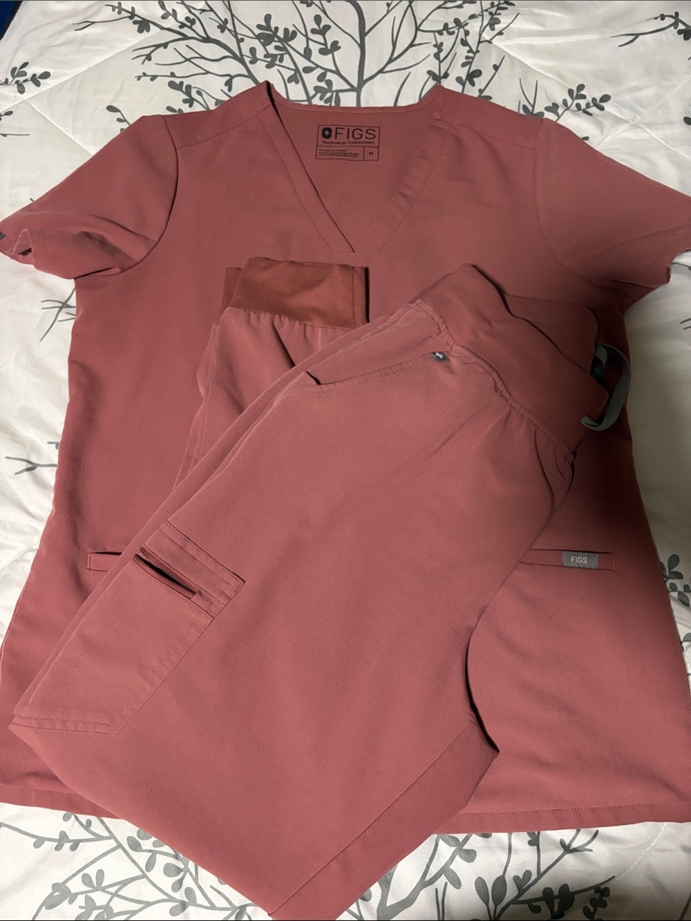 Figs Women’s Cargo Scrub Set in Dusty Rose